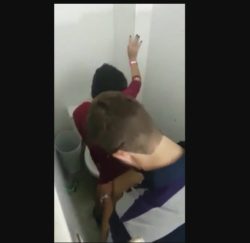 Atrapados rapando en el baño cachado por unos de los de la fiesta mientra estaban rapando ni se dieron cuenta que lo grababan.